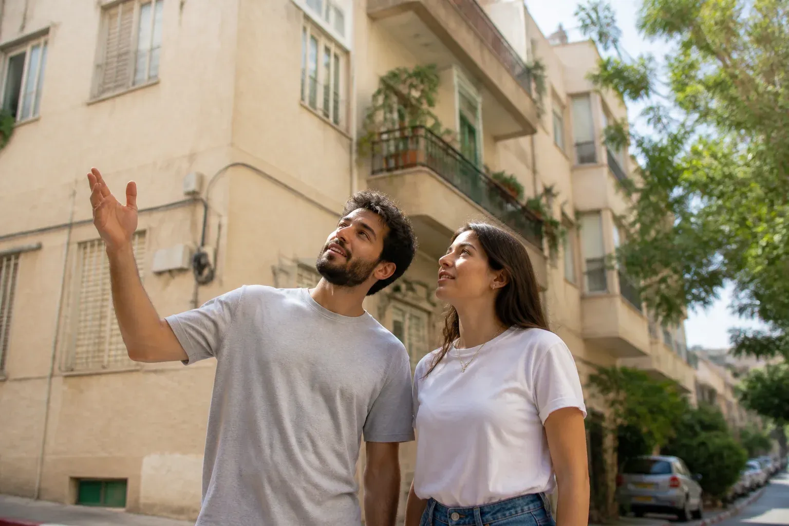 סיור ליד בניין מגורים בזמן לימוד מקרקעין