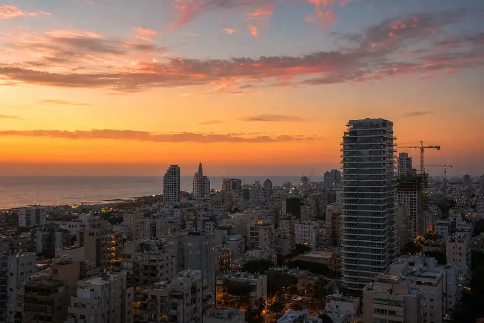 קו רקיע של עיר ישראלית בשקיעה